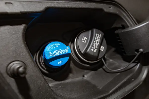 AdBlue wordt bijgevuld bij een dieselauto