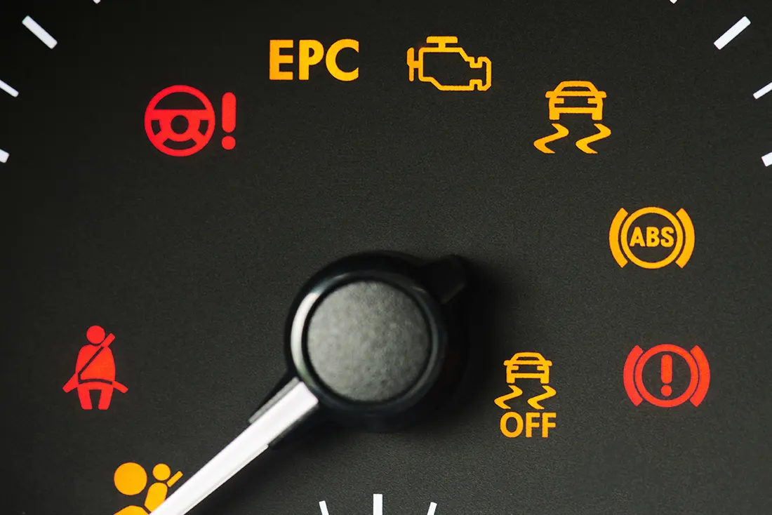 Waarschuwingslampjes op het dashboard van een auto